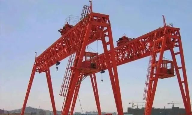 為了面子拒絕中國(guó)造，結(jié)果龍門(mén)吊被大風(fēng)吹倒，7億美元戰(zhàn)艦被砸